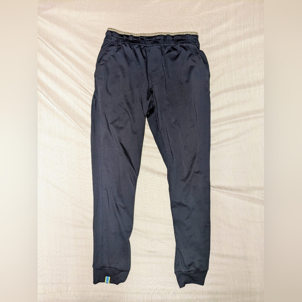 A lightweight jogger in moisture-wicking, 4-way stretch Movementum fabric